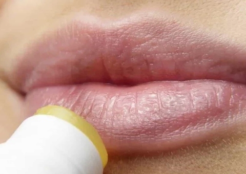 Escova de dente para engrossar lábios? Veja truques fáceis para ter bocão