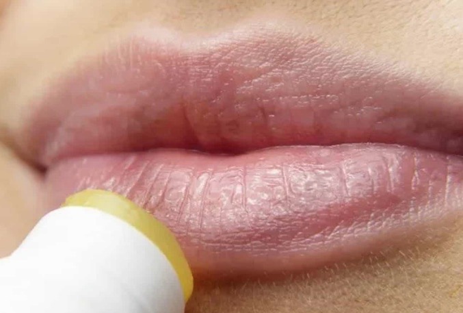 Escova de dente para engrossar lábios? Veja truques fáceis para ter bocão