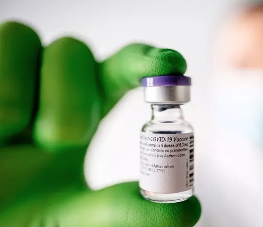 Vacina da Pfizer é eficaz contra três variantes do coronavírus, diz estudo