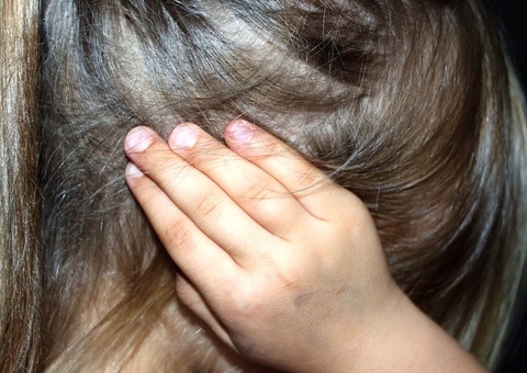 Crianças que presenciam violência policial podem desenvolver estresse pós-traumático