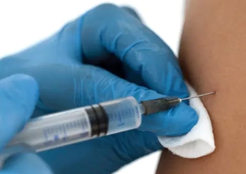 AstraZeneca estuda combinar uso da vacina da Oxford com a russa Sputnik V 