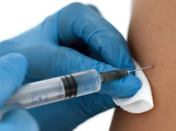 AstraZeneca estuda combinar uso da vacina da Oxford com a russa Sputnik V 