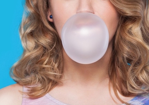 Engolir chiclete pode matar? Verdade ou mentira?