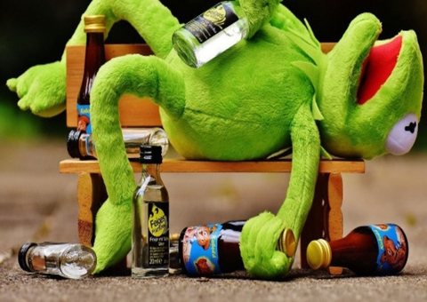 Bebeu demais? Saiba o que fazer para melhorar da ressaca de Natal