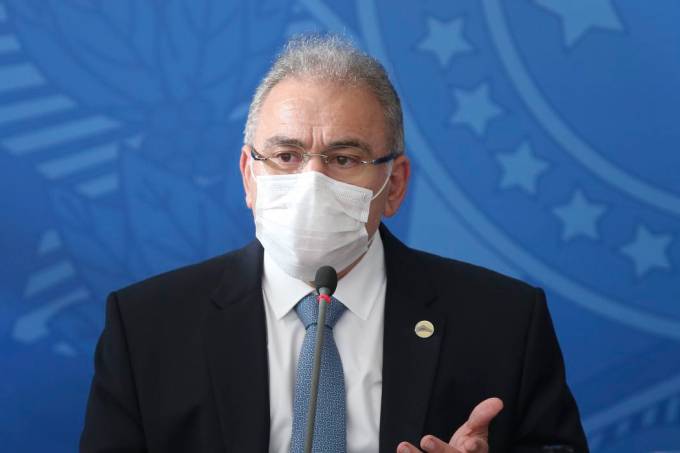 Ministro pede a países com doses extras que dividam vacinas com o Brasil