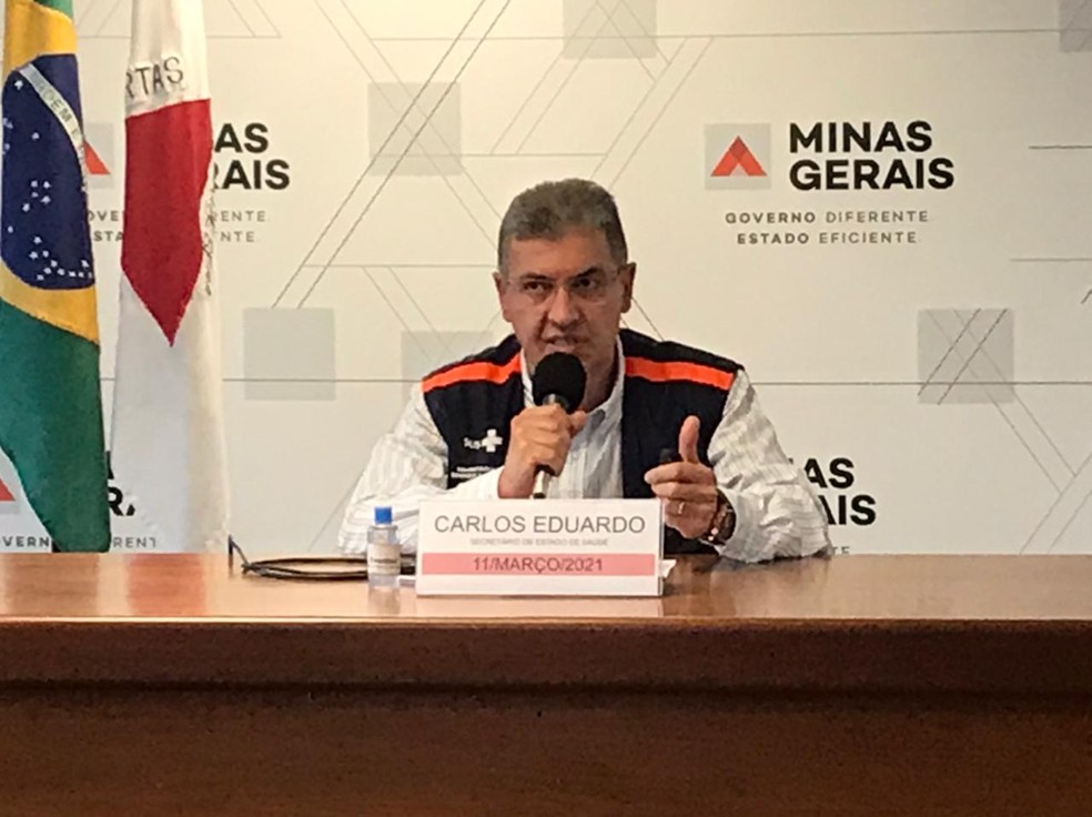 Secretário de Saúde de Minas Gerais é afastado após furar fila da vacina