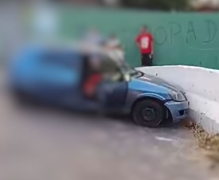 Homem morre ao perder controle de carro e bater em mureta no Centro