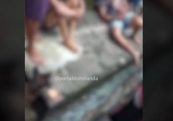Enfurecidos, moradores surgem em vídeo dando surra em assaltantes em Manaus