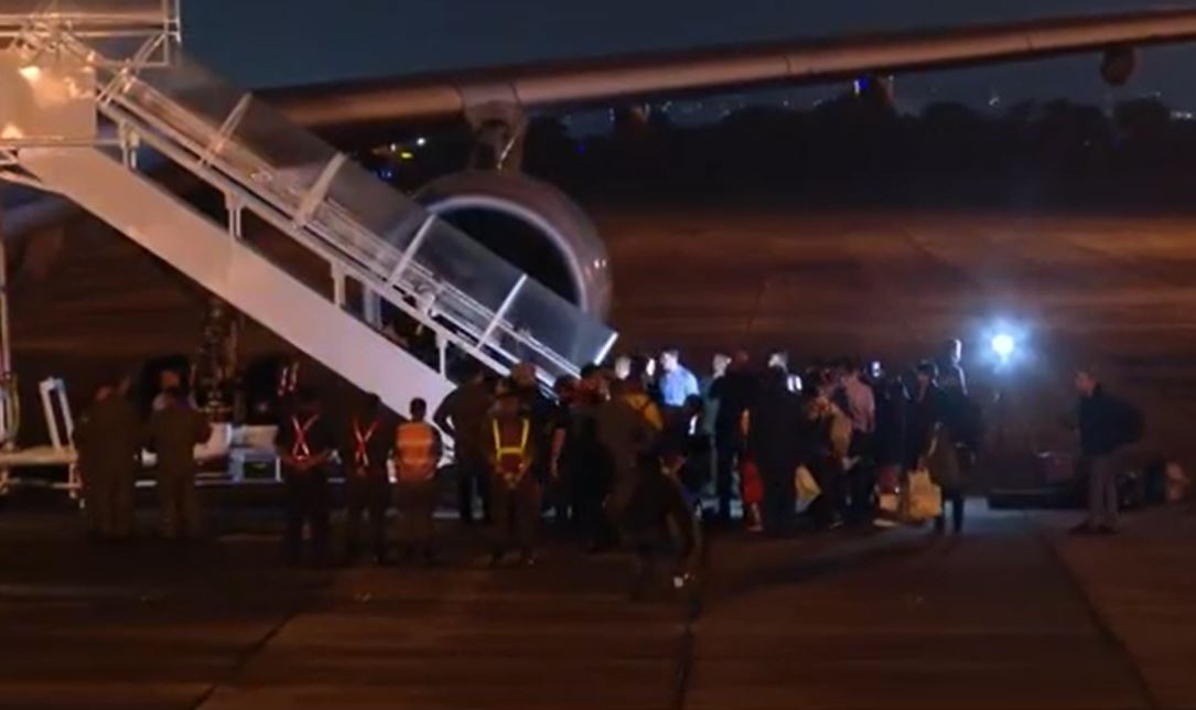 Brasileiros e outros sobreviventes de terremoto na Turquia chegam ao Brasil