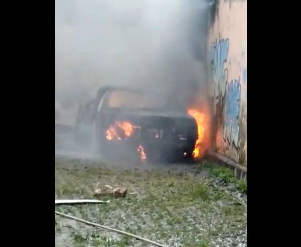 Carro é incendiado em plena luz do dia em área vermelha de Manaus