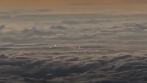 Piloto flagra uma frota de OVNIS no Oceano Pacífico; Assista o vídeo 