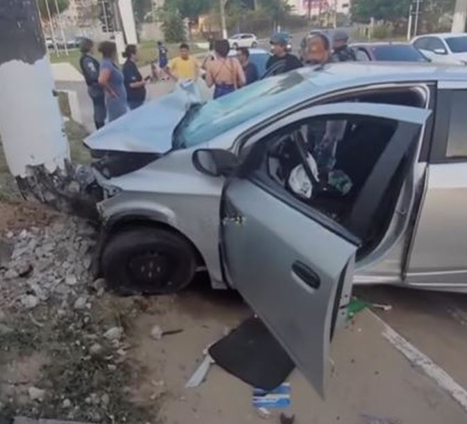 Carro desgovernado fica destruído ao atingir poste Ponta Negra em Manaus
