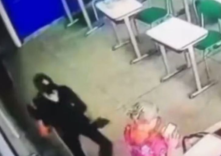 Adolescente que matou professora em escola treinou facadas em travesseiro