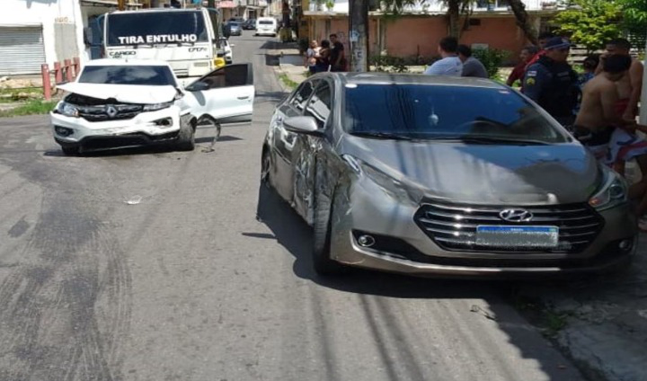 Acidente entre carros deixa uma pessoa ferida em Manaus