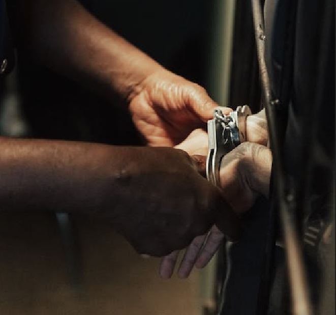 Sobrinho é preso por maltratar e manter idosa em cárcere privado em Manaus