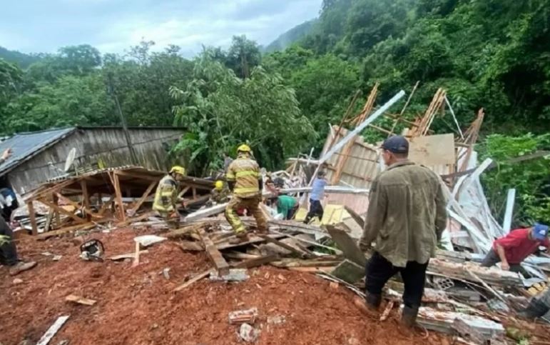 Mãe e filha morrem soterradas após deslizamento de terra em Gramado