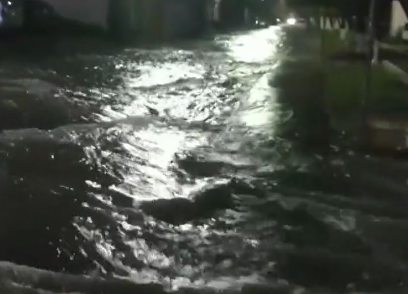 Vídeo: Ruas de conjunto Vieralves viram 'rio' durante tempestade em Manaus