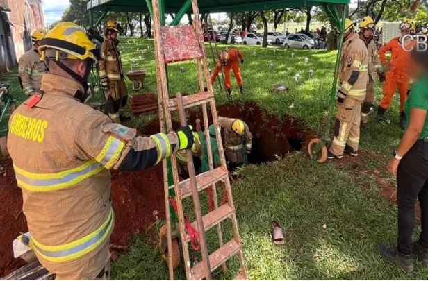 Chão de cemitério cede e dez pessoas caem em cova durante enterro