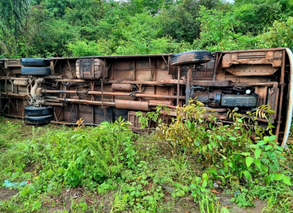 Confira imagens de acidente com ônibus que capotou na AM-070