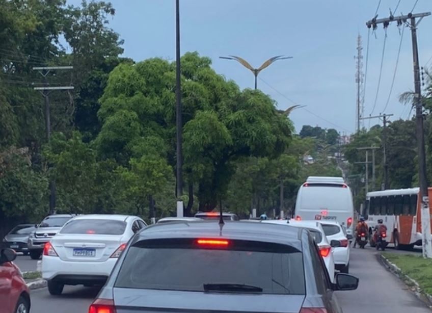 Mulher morre ao ser atropelada a caminho de feira em Manaus