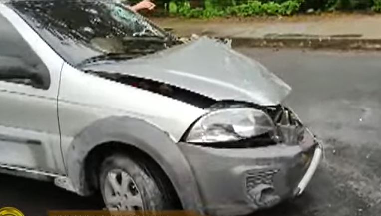 Homem cochila ao volante e arranca poste em avenida de Manaus