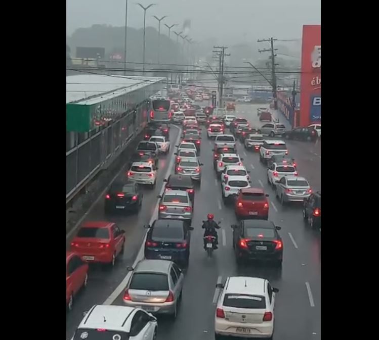 Avenida Torquato Tapajós alaga e deixa motoristas acuados durante chuva
