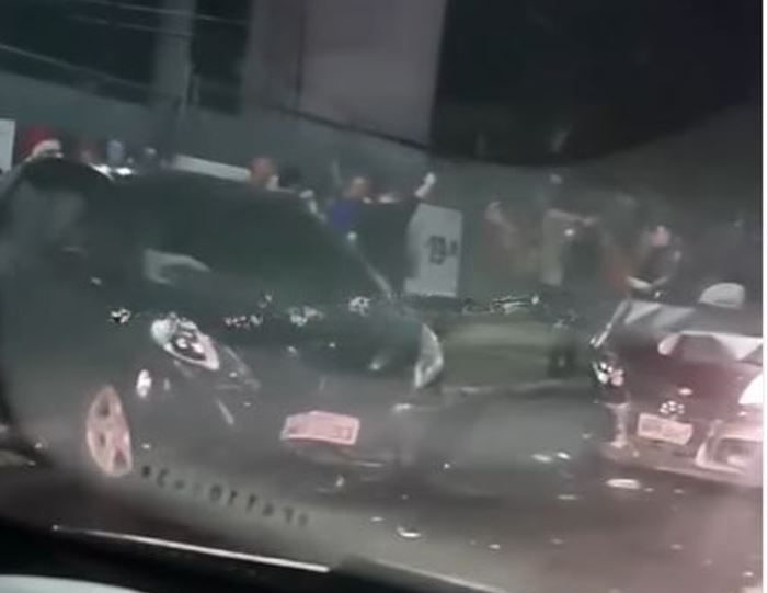 Carro invade contramão e provoca acidente grave em avenida de Manaus
