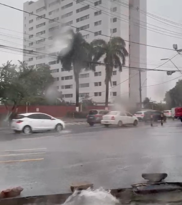Quarta-feira de Cinzas começa com chuva forte e raios em Manaus