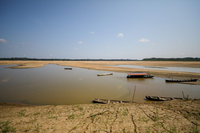 Seca severa na Amazônia complica transporte de mercadorias