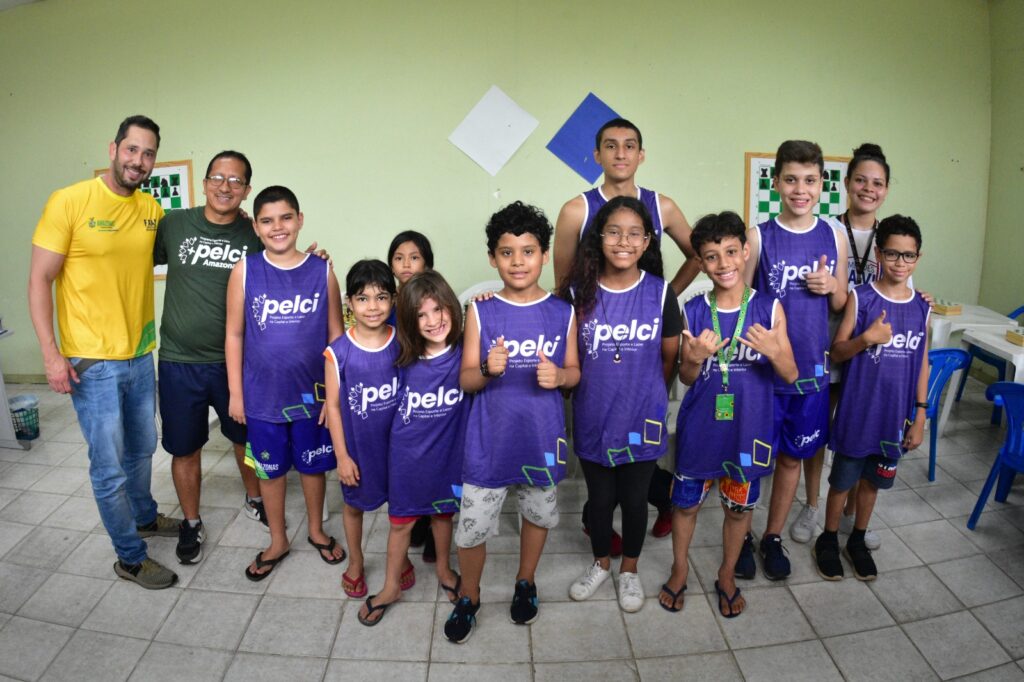 Aulas de xadrez contribuem para raciocínio lógico de alunos em Manaus