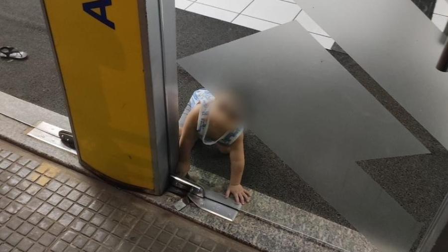Pai esquece bebê em agência bancária e chama polícia para retirar a criança