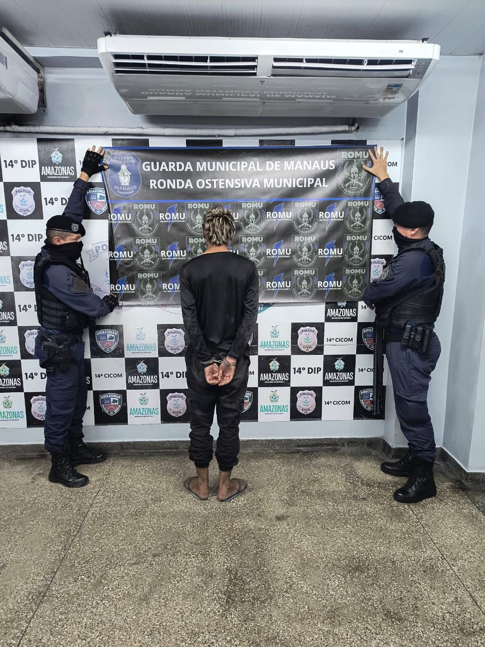 Suspeito de assalto é preso com armas dentro de ônibus no Coroado