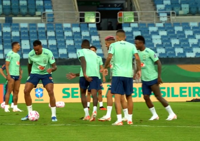 Seleção treina com Vini Jr e Arana como novidades entre os titulares