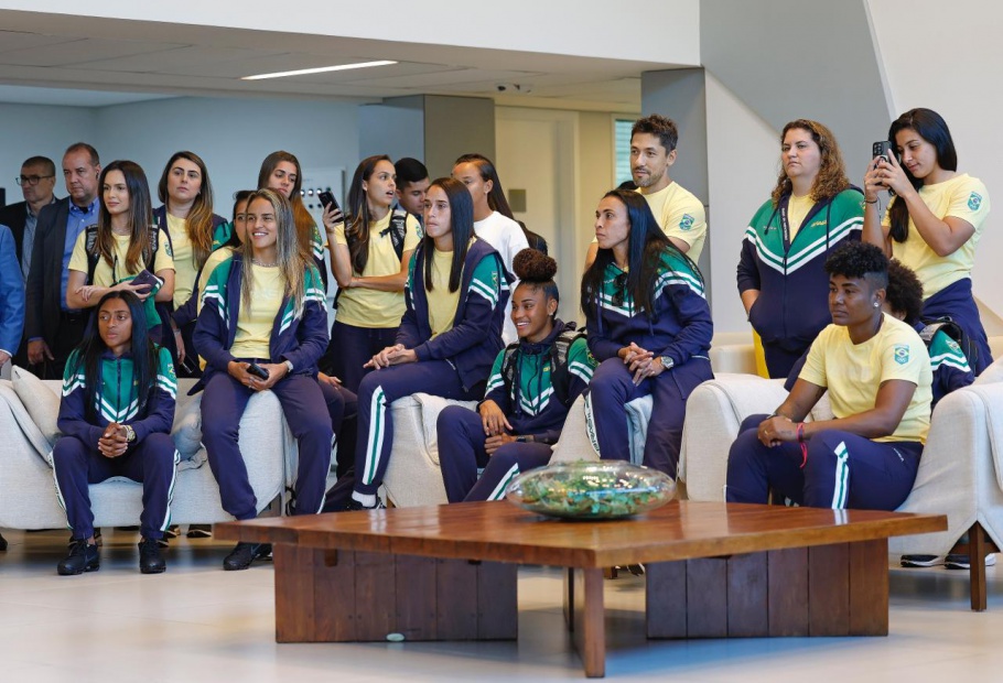 Seleção feminina chega a Paris para segunda rodada nas Olimpíadas