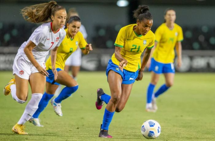 Para reduzir desconforto menstrual, time de Marta troca calção branco por preto