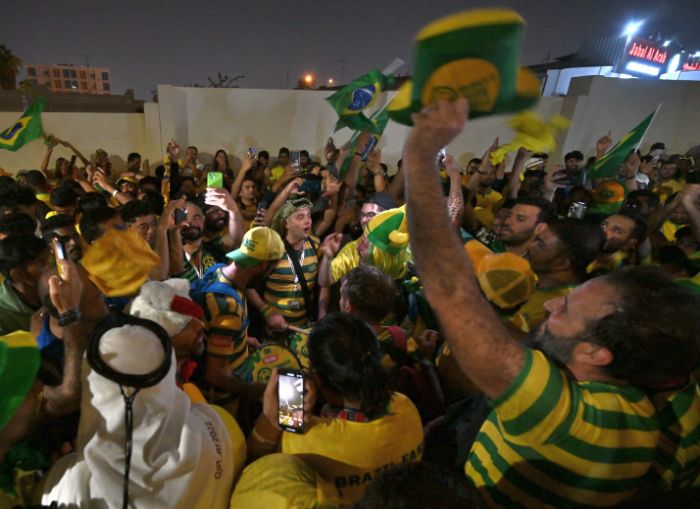 Brasil atrai multidão e é recebido com festa no hotel em Doha
