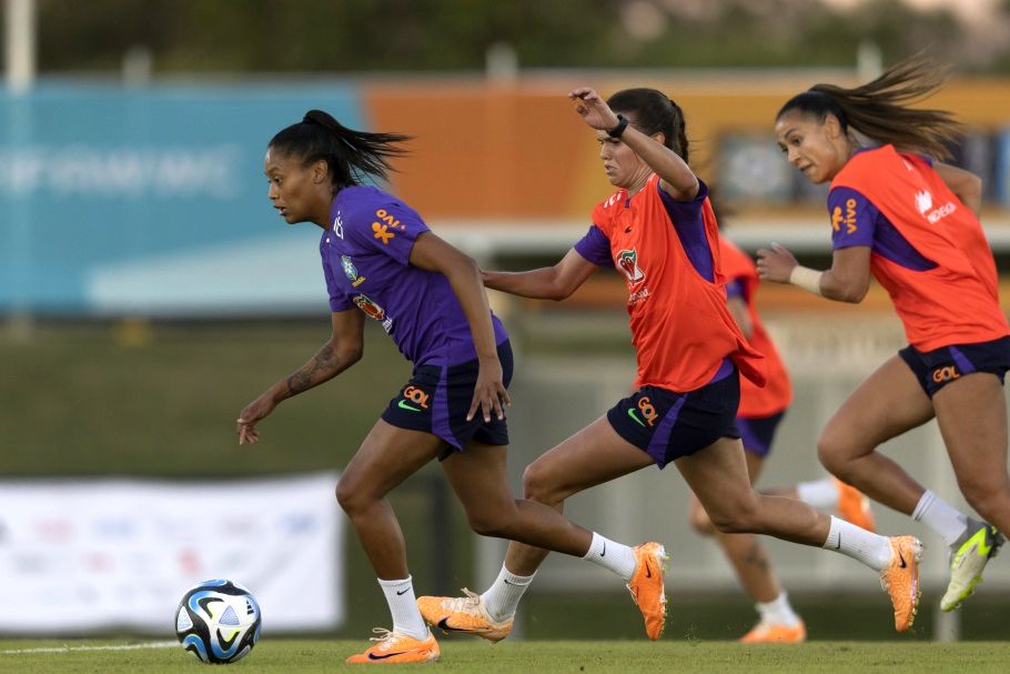 Com apoio da torcida, seleção feminina faz primeiro treino em Brisbane