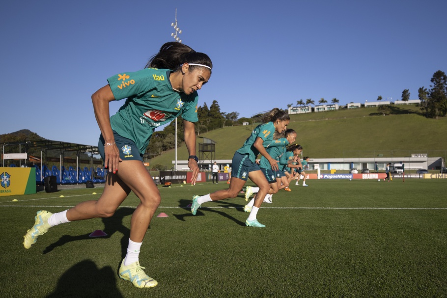 Pesquisadoras, jornalistas e Museu do Futebol resgatam história da seleção feminina