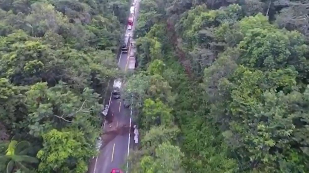 Motorista perde controle de carreta e tomba na BR-174, no Amazonas