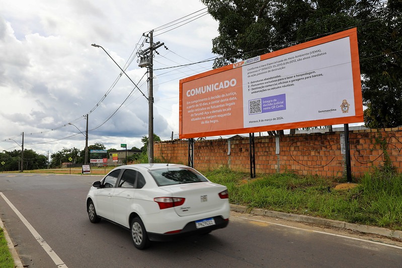 Outdoors são instalados para alertar sobre retirada de flutuantes do Tarumã