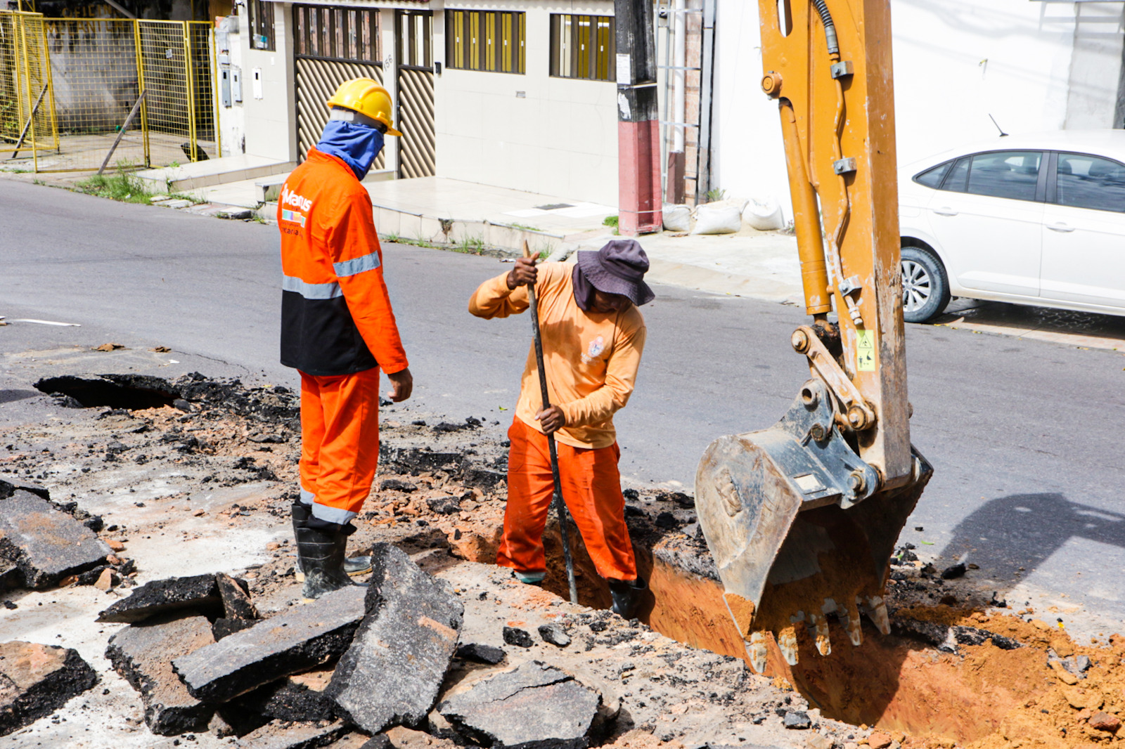 Crateras se abrem em rua após rede de drenagem romper em Manaus