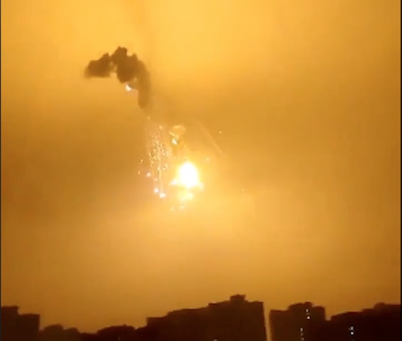 Ucrânia derruba dois mísseis e avião russo em Kiev; vídeo