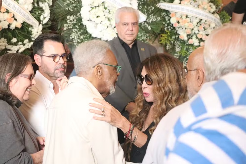 Familiares e artistas dão último adeus a Nana Caymmi em velório no Rio