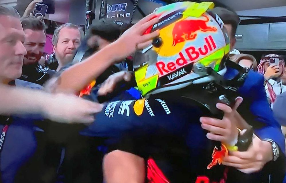 Sergio Pérez supera Leclerc e vence corrida sprint no Azerbaijão