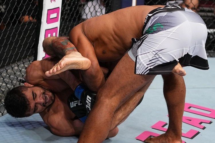 Ronaldo Jacaré quebra o braço ao ser finalizado no UFC 262 nos EUA