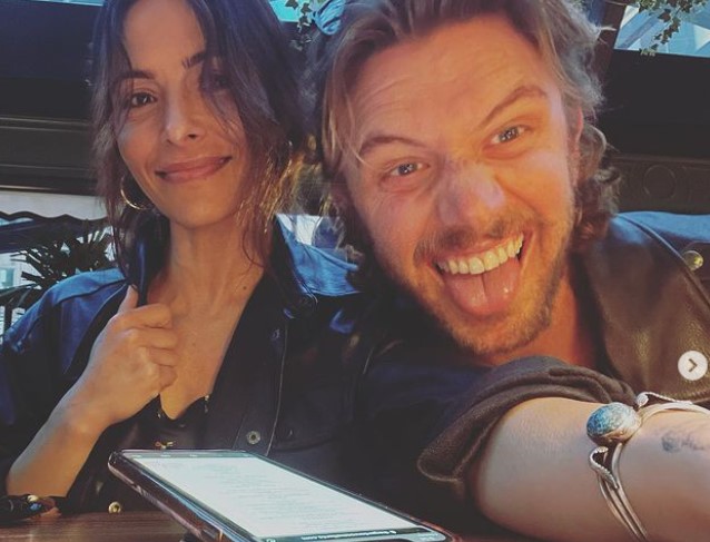 Atores de SexLife que protagonizam cenas de sexo, namoram na vida real