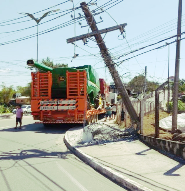 Caminhão arranca poste e bloqueia trecho de avenida em Manaus