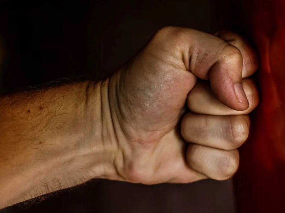 Assalto em padaria termina com homem espancado em Manaus