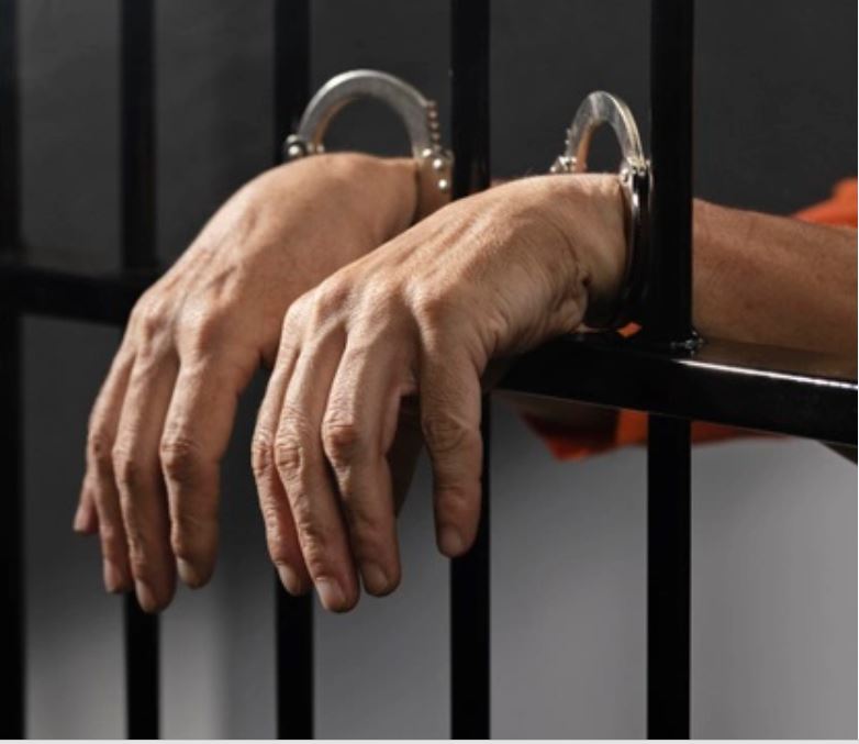 Trio é preso ao ser flagrado desmanchando motocicletas roubadas em Manaus