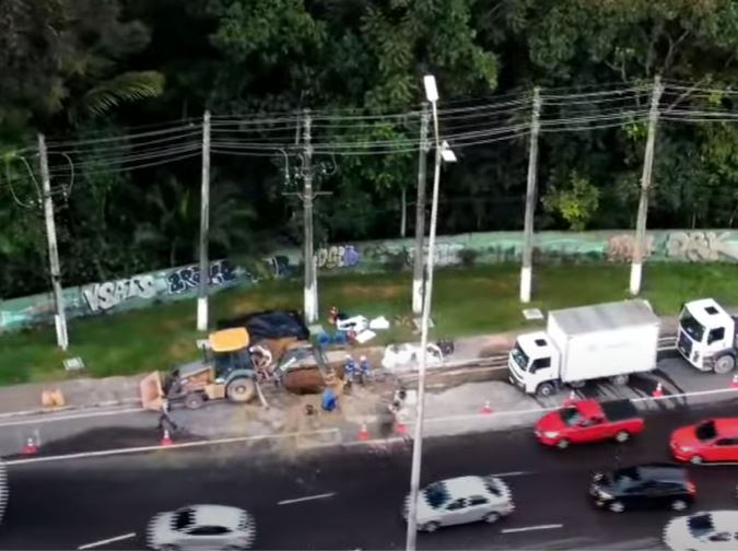 Cratera e obra emergencial complicam trânsito na rotatória do Coroado 